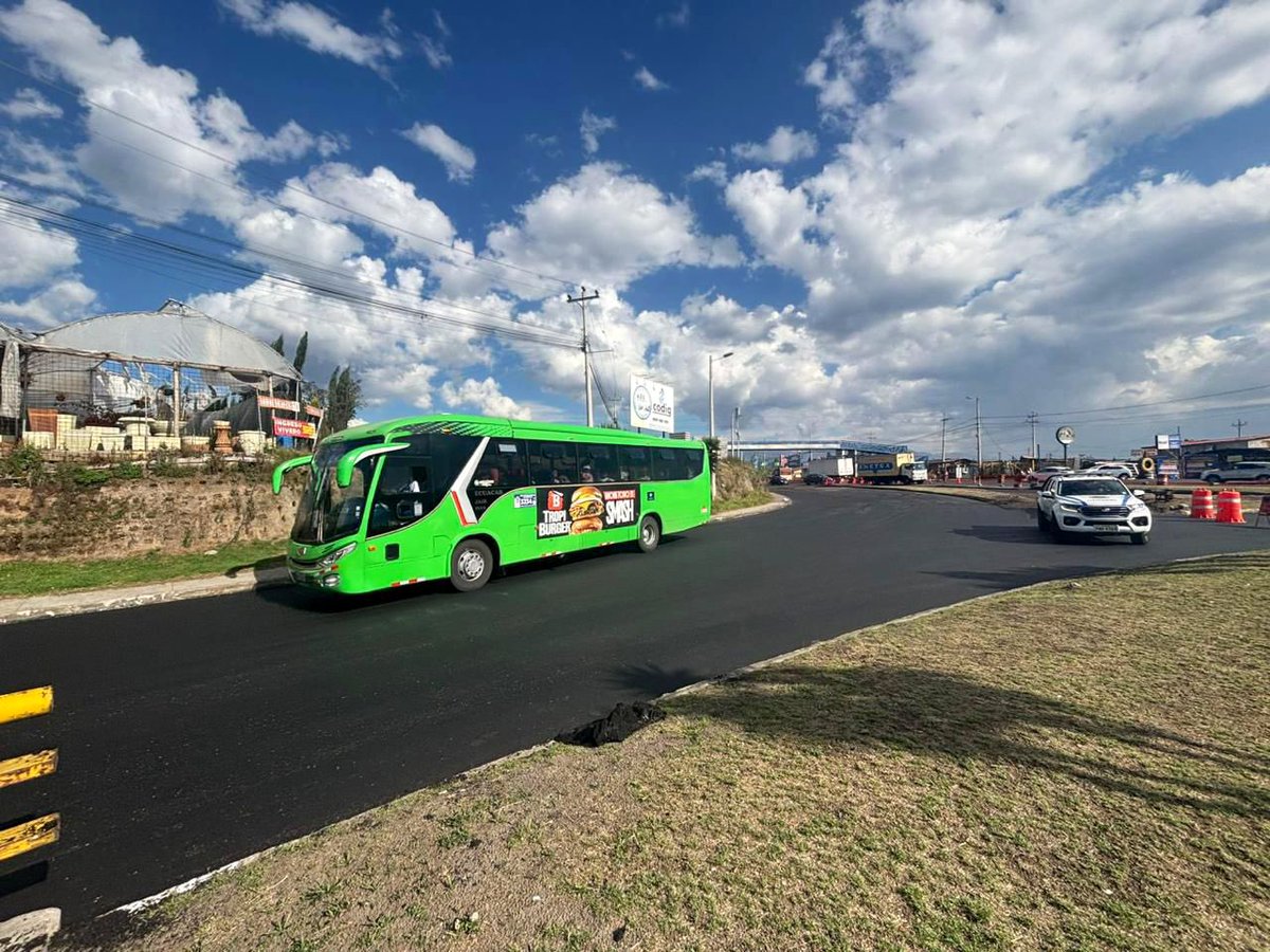 ObrasQuito's tweet photo. ✔️ #RehabilitaciónVial | AHORA✔️

En la #AvOswaldoGuayasamín concluimos los trabajos en el redondel de Puembo.

👉🏻Paso habilitado con normalidad

#QuitoRenace https://t.co/J6vM4woJQT