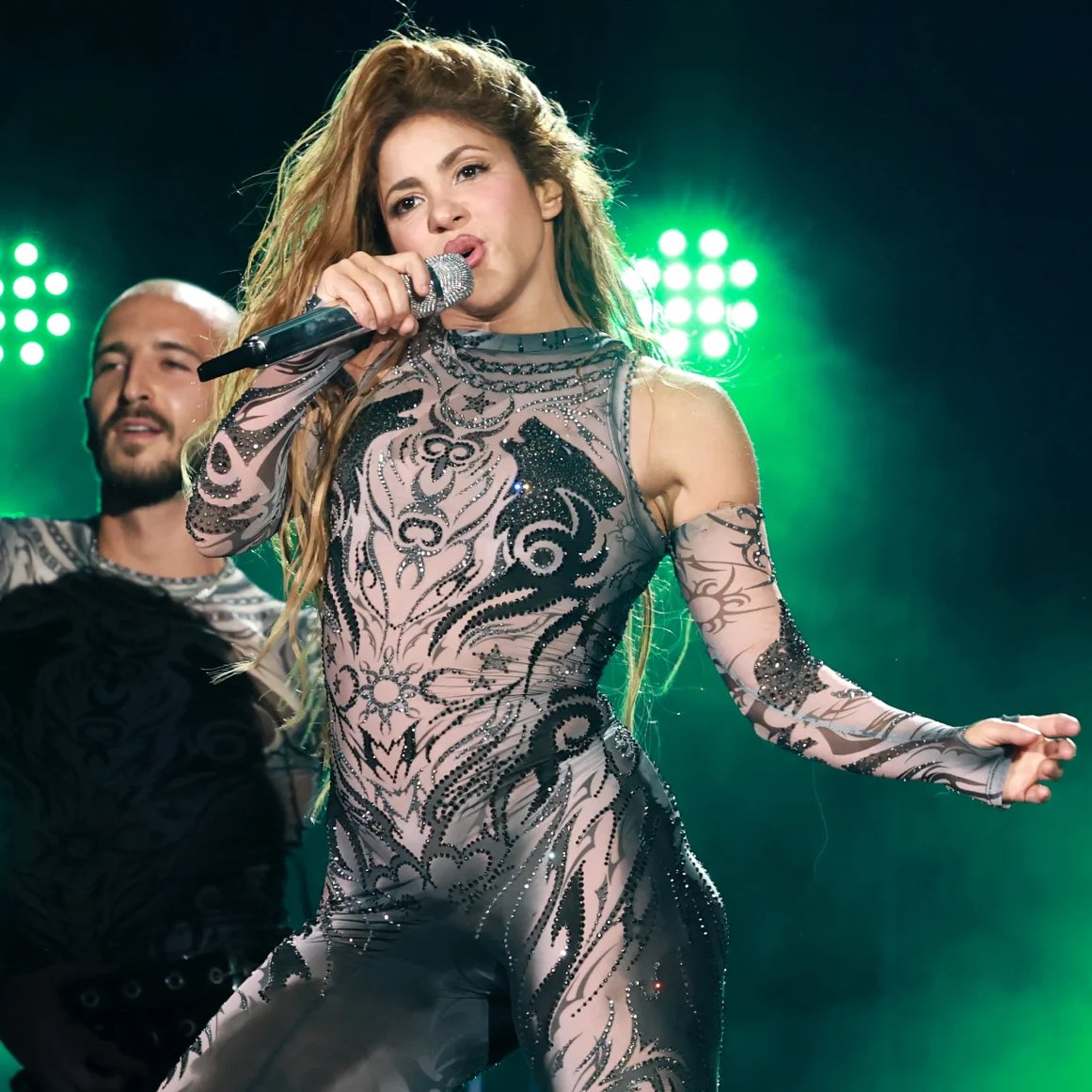 Se reían de los números de "Las Mujeres Ya No Lloran" y no pudieron mantenerse en su peak, sus álbumes están underperforming a pesar de la promo constante y Shakira mientras sigue triunfando duro

Mantenerse vigente a través de varias generaciones no es para cualquiera...