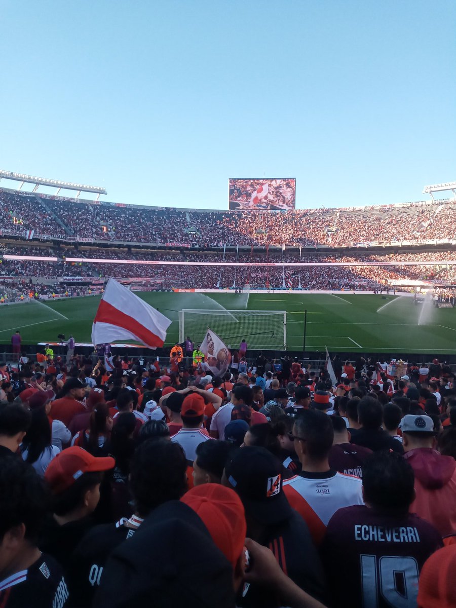 te odio centenario, odio tus mujeres que van a sacarse fotos, odio tus hinchas que aplauden a los mas muertos, odio tu gente que no salta, odio a los hijos de puta que solo cantan una cancion dos veces. Me vivo peleando en esta tribuna del orto, esto no es river...