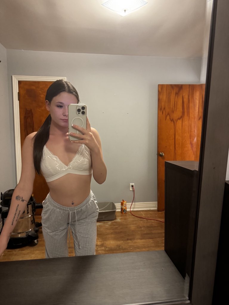 tinyymaeva's tweet image. u consider my body skinny or fit? be real