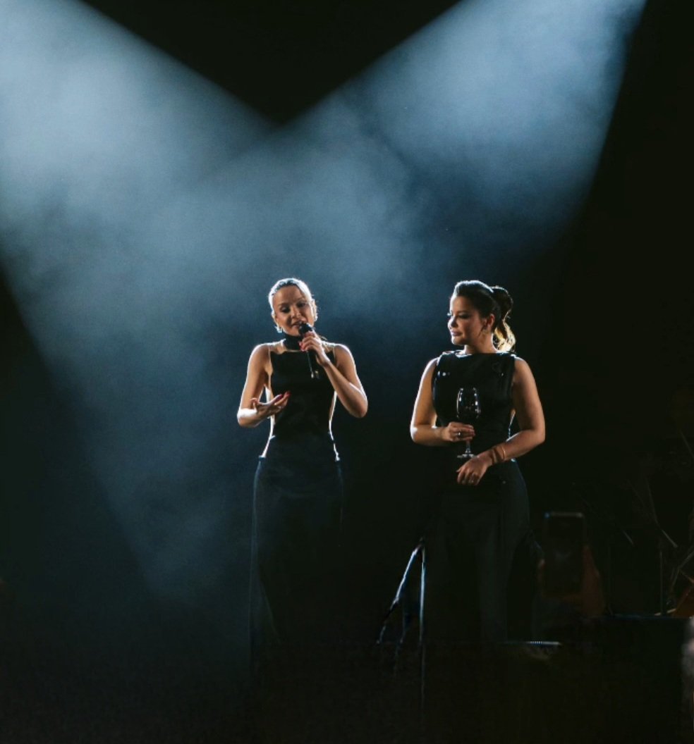 Luciene21101981's tweet photo. Duas vozes, uma sintonia e uma luz que ilumina muito além do palco. ✨🎤❤️. Ilumina minha Vida ❤️❤️ https://t.co/HsHfNKfIk9