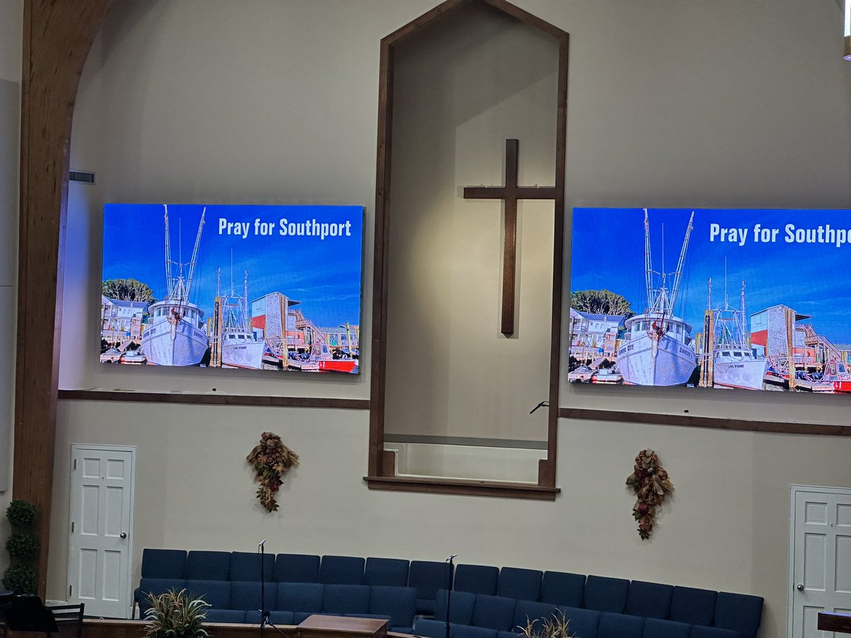 JordanKudisch's tweet image. HAPPENING NOW: A vigil in Southport, NC honoring the lives that were taken in a mass shooting Saturday. 

You can see in these pictures… people are packed into Southport Baptist church, mourning as a community. 

Stay with @SpecNews1CLT for the latest.