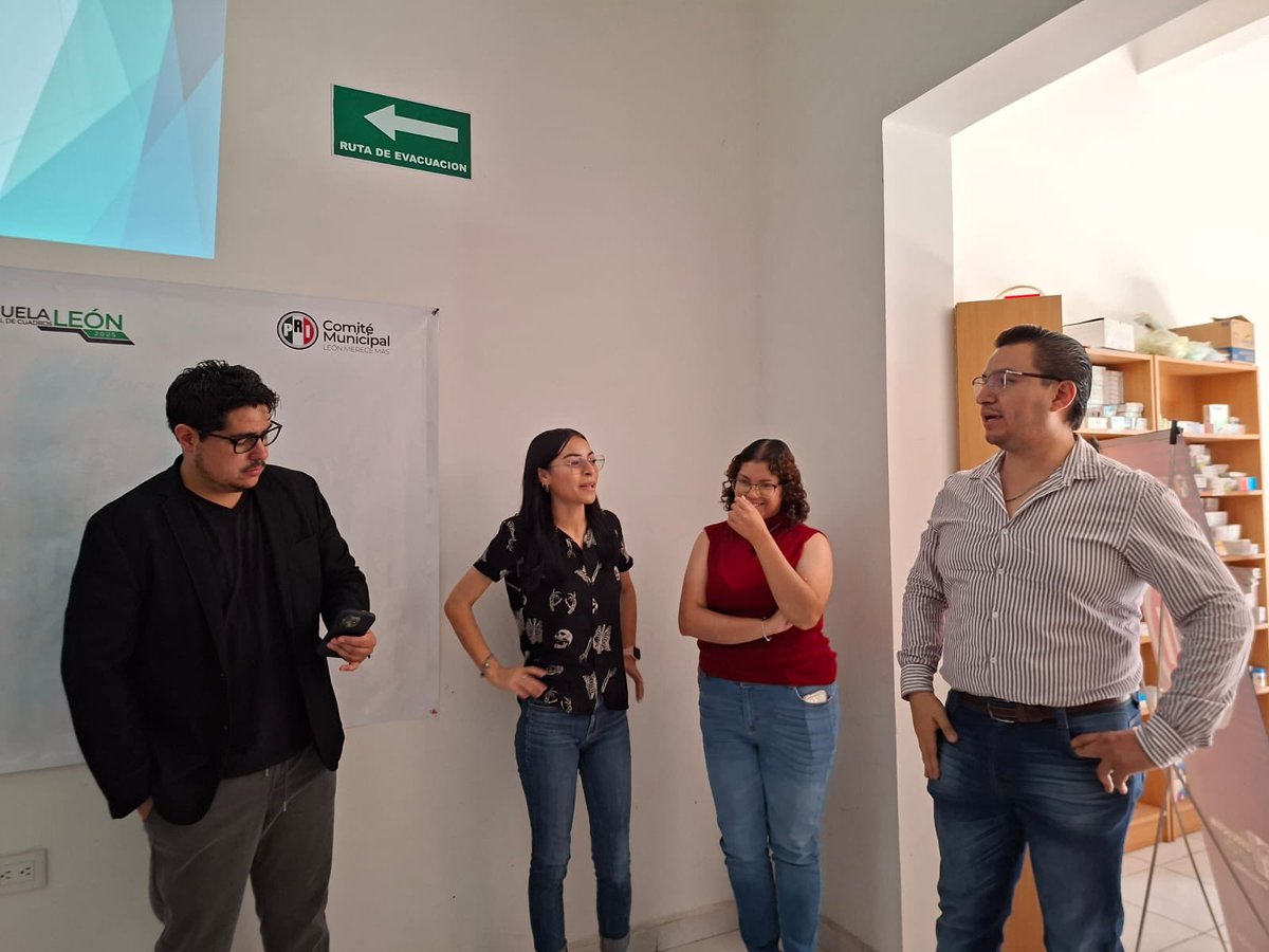 Con compromiso avanzamos en la Escuela Municipal de Cuadros León 2025.

Gracias al Mtro. <a href="/Ferruizar/">Fernando Ruiz</a> por compartirnos su visión sobre política y gobierno, y al <a href="/PLeonofici51280/">PRI_Leon</a> por su respaldo.

🔴⚪🟢 #EscuelaDeCuadros #PRILeón #SomosReyesHeroles