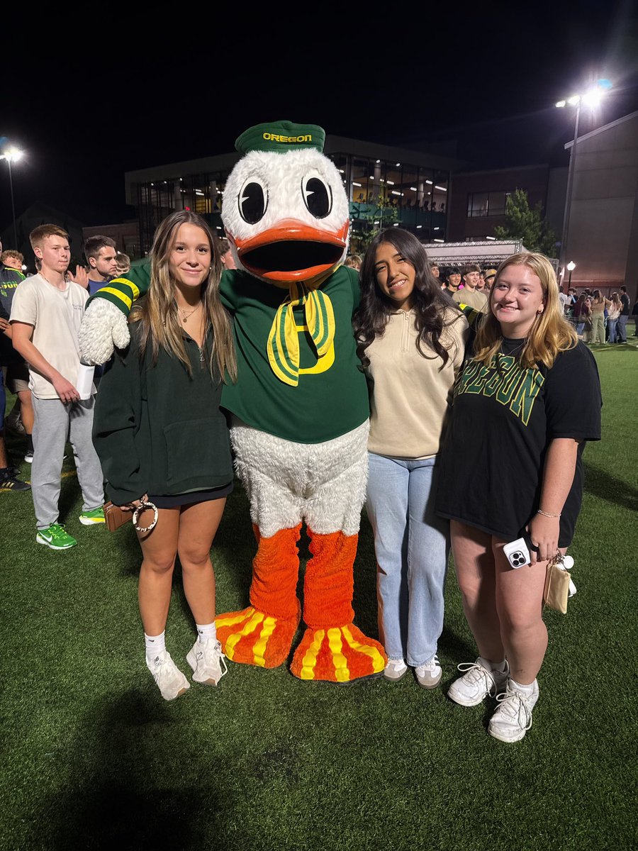 amynholmes's tweet photo. First one off to college this weekend!  Do great things, Lily!  SCO Ducks! 💛💚🦆 https://t.co/STrqsWoBkh