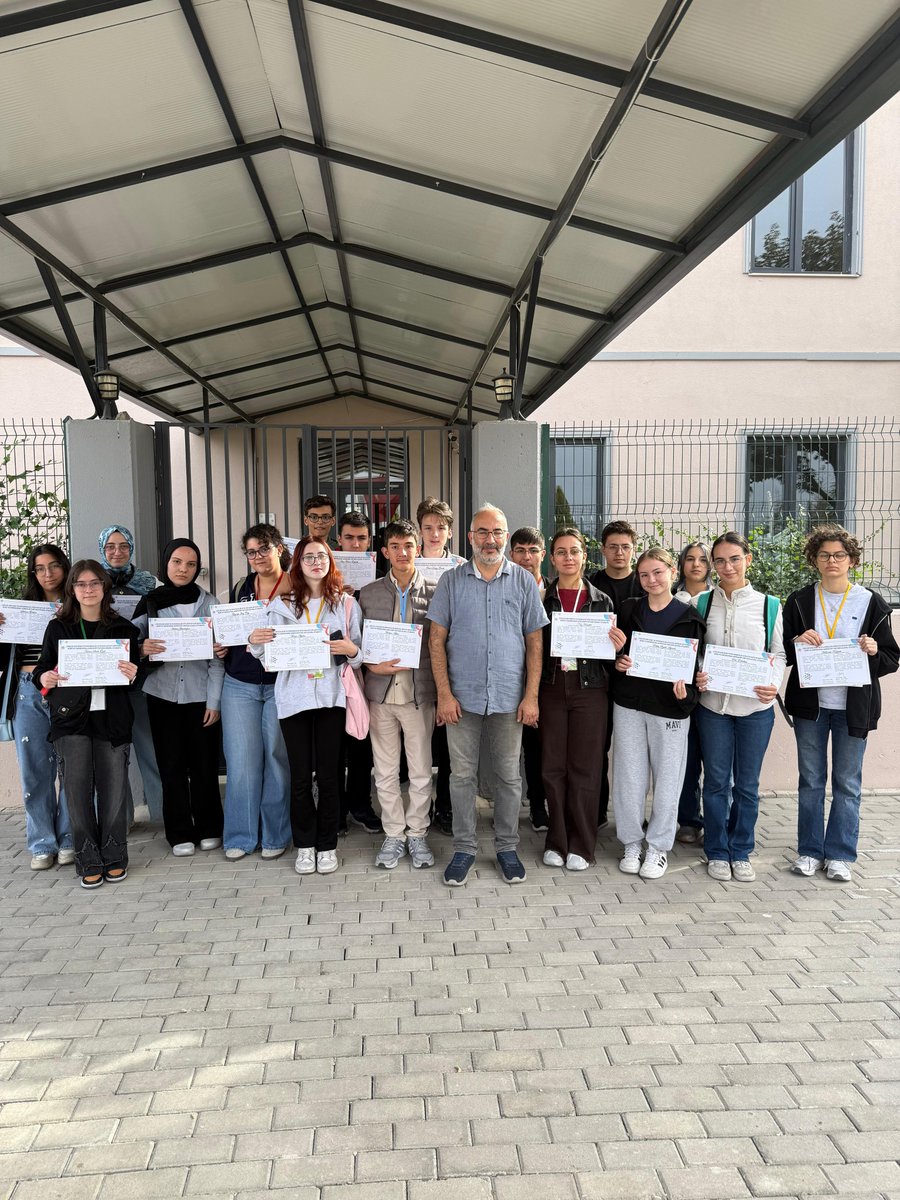 Bu hafta sonu <a href="/ankaraka/">Ankara Kalkınma Ajansı</a> ve Ankara Kalkınma Ajansı’nın desteği ve organizasyonu ile , Ankara’daki devlet liselerinden gelen genç arkadaşlarımızla Genetik Mühendisliği’ne giriş atölyesi düzenledik.
Atölyeye şu soruyla başladık:
🔹 Evrim bilgisi neden biyoteknoloji ve biyolojik