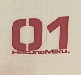 centraldamiku's tweet photo. É HatuneMiku. ‼️‼️‼️‼️‼️‼️ A arte original do KEI está assim, aí toda caixa do V2, qualquer mercadoria, poster, coisa grande com esse png você consegue ver

Aqui uma foto recente de um banner em Akihabara: https://t.co/Mkk66U0eEA