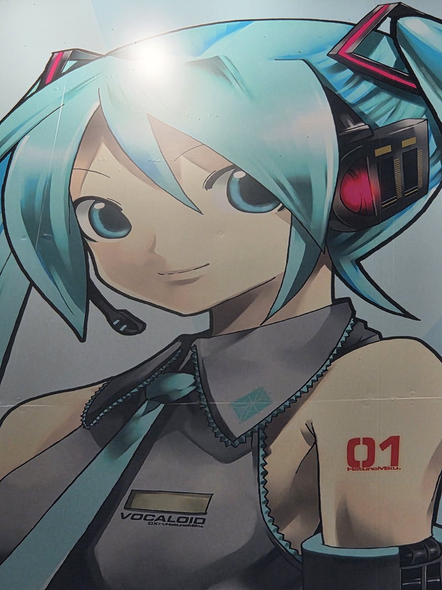 centraldamiku's tweet photo. É HatuneMiku. ‼️‼️‼️‼️‼️‼️ A arte original do KEI está assim, aí toda caixa do V2, qualquer mercadoria, poster, coisa grande com esse png você consegue ver

Aqui uma foto recente de um banner em Akihabara: https://t.co/Mkk66U0eEA
