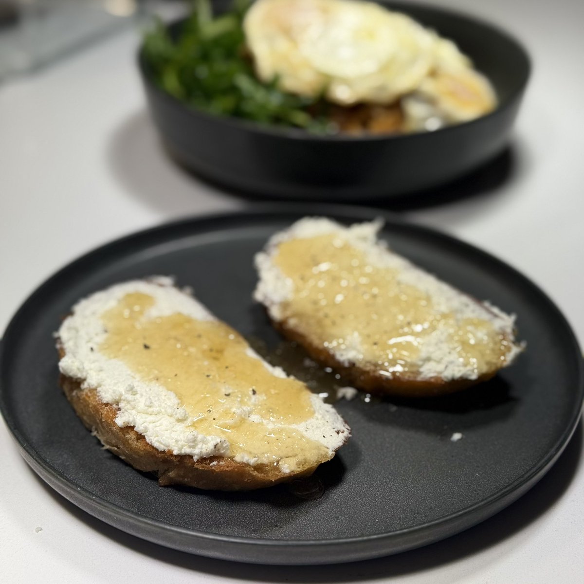 DaijouMilkers's tweet image. Who said you can’t have breakfast at 3PM?

Chorizo Garlic Fried Rice, Fried Eggs and Arugula Salad. 
Sourdough Toast w/ Goat Cheese and Honey. 

#chef #vtuber #cheftuber #food #foodporn #latebreakfast
