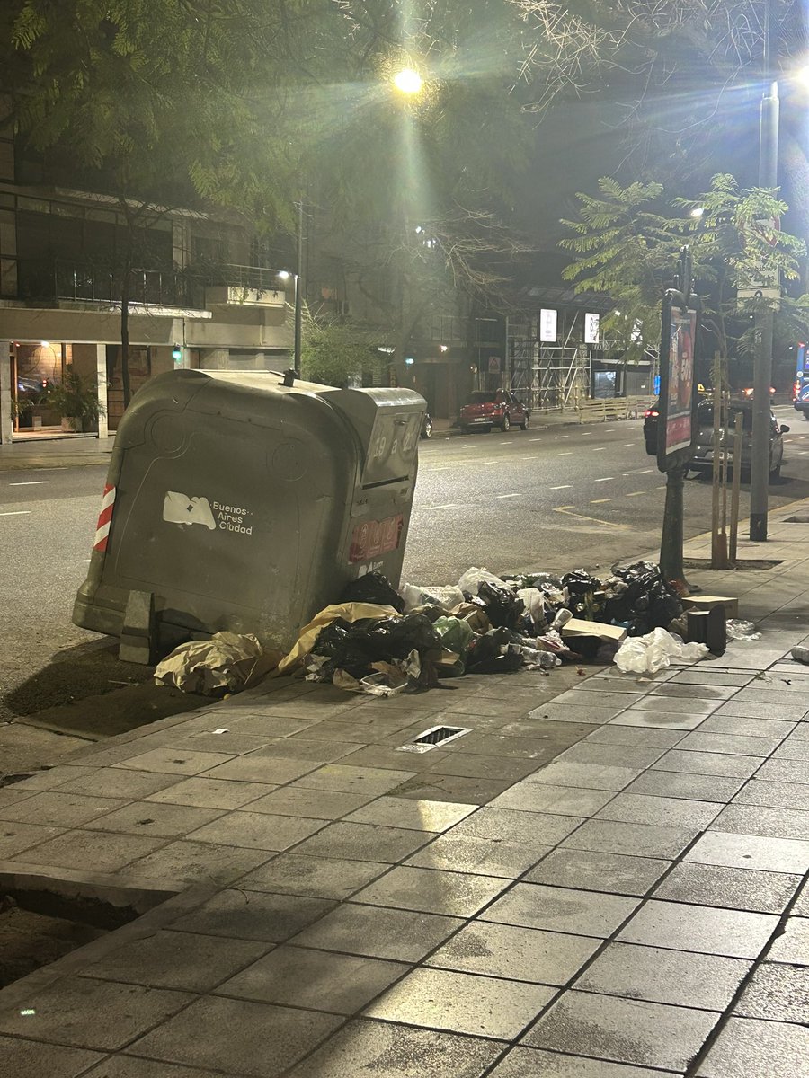 pabloenblanco's tweet photo. ¿Por qué tenemos que vivir esto todas las noches? 
Y encima tengo que leer los mensajes de que están haciendo algo para que Buenos Aires esté más limpia. @jorgemacri @gcba un poco de seriedad. https://t.co/qgbxH7nuU7
