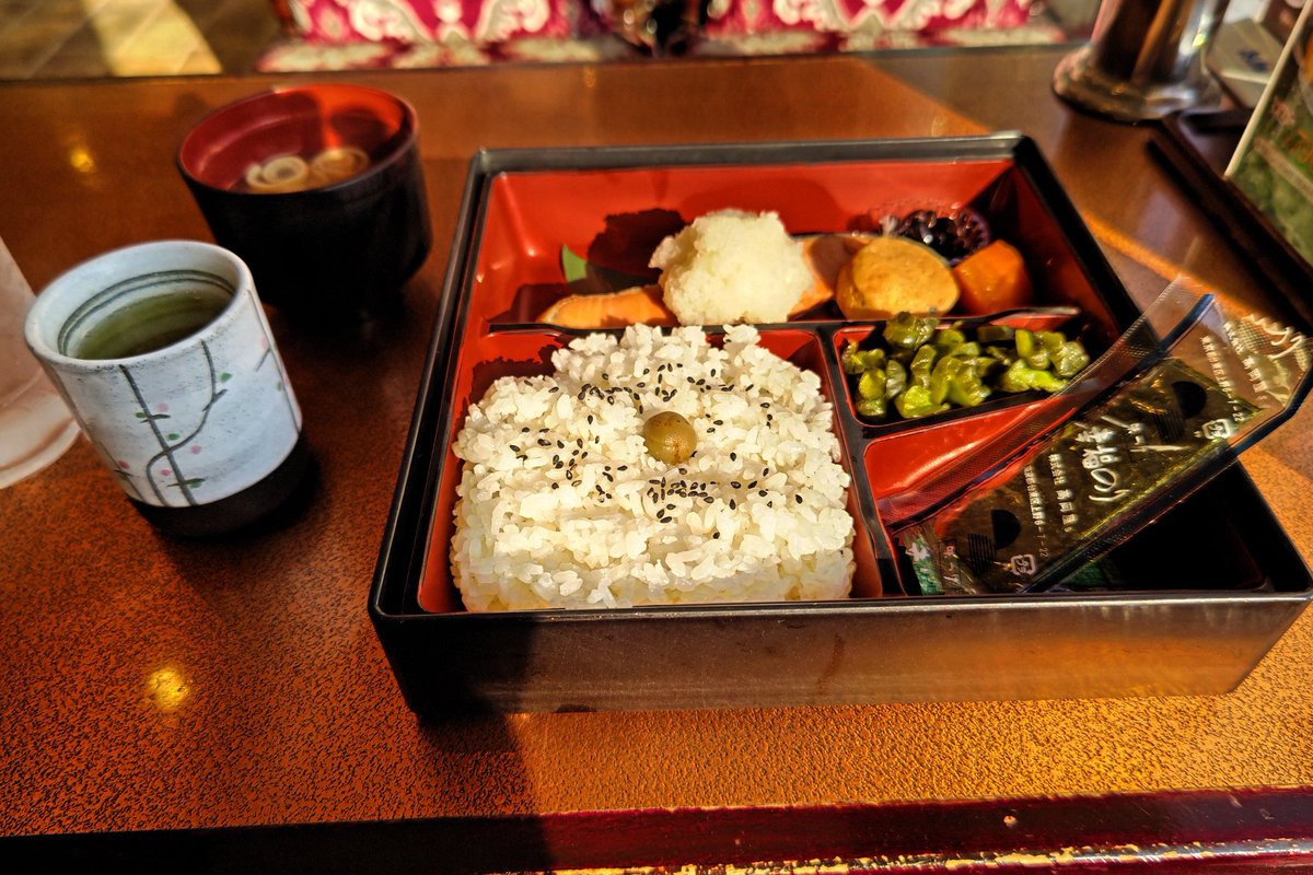 カフェレストラン談話室ニュートーキョー(荒川区西日暮里2)
ＡM7:00~
何んとないなつかしさを感じるモーニングメニュー
Ａモーニング　790円
朝鮭弁当　　　950円