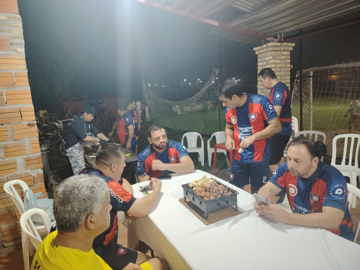 ⚽✨ Una gran noche de fútbol y amistad compartimos junto al equipo de la Mutual Los Amigos de Mariano Roque Alonso.

El movimiento SUMAR fue invitado a este encuentro que sirve para fortalecer lazos, compartiendo pasiones y sumando energía para lo que viene. 💪🔵🔴

¡Gracias por