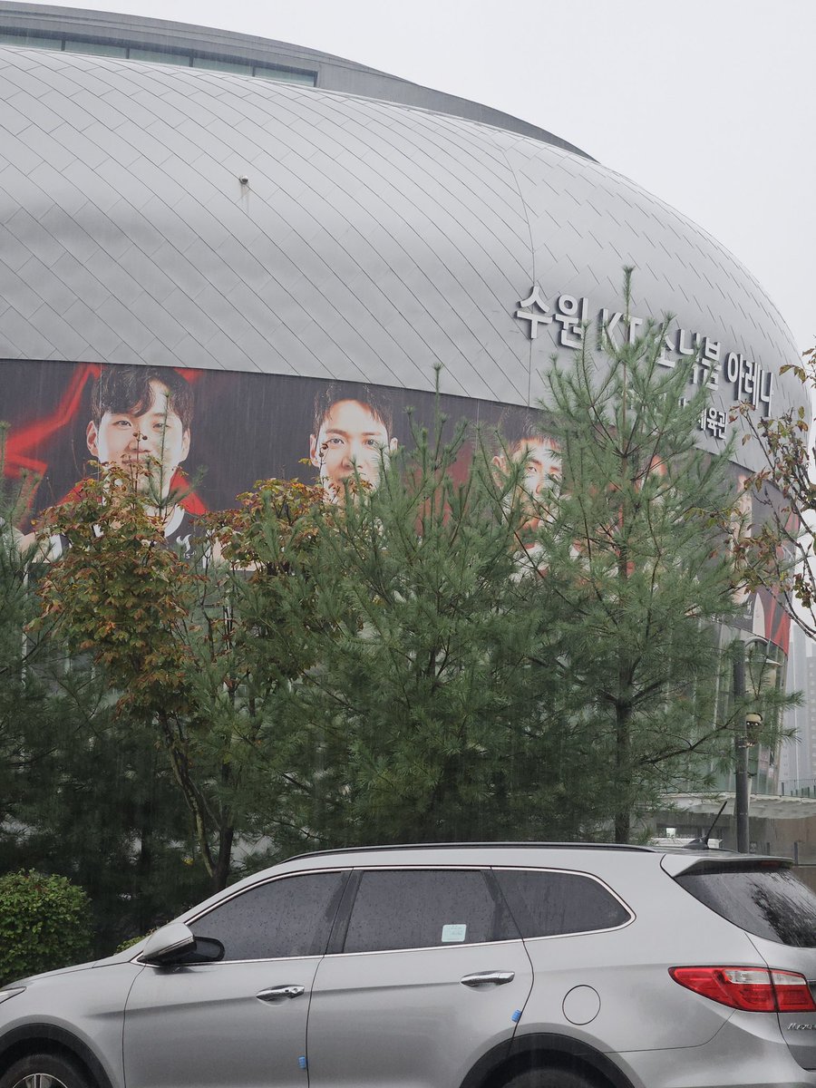 친구가 붐레나 지나가다 봤다면서 사진 보내줫는데 2526 시즌으로 단장 완료잖아 이제 진짜 시작이잖아...😁💥