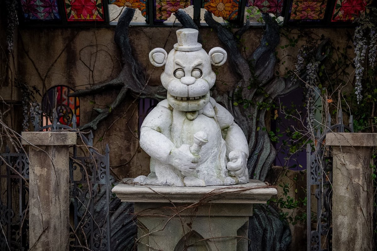 Just found out HHN has a Freddy Fazbear statue... I NEED THIS IN MY HOUSE NOW.