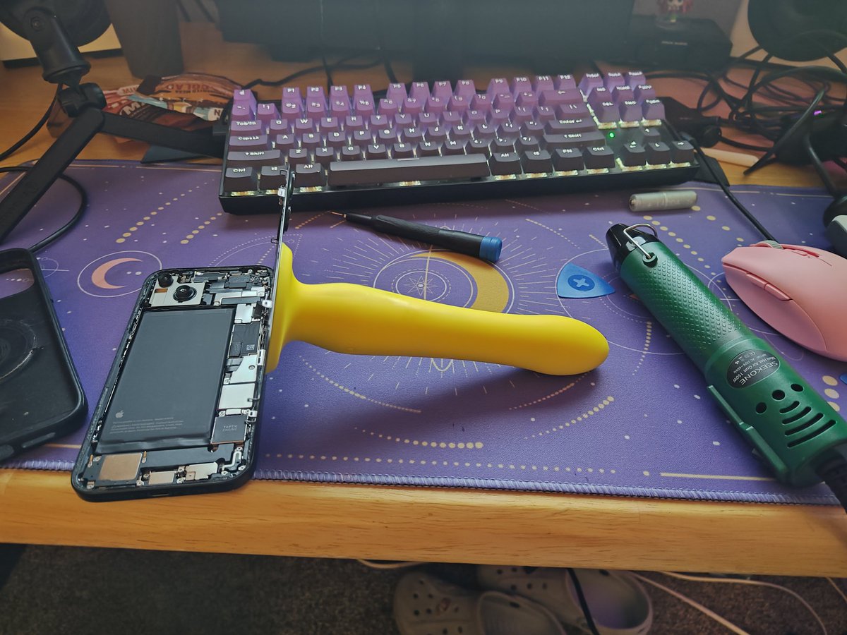 aditzygirl's tweet photo. I lowkey might be the first person to open an iphone 15 plus with a dildo https://t.co/kB4cV2fAh8