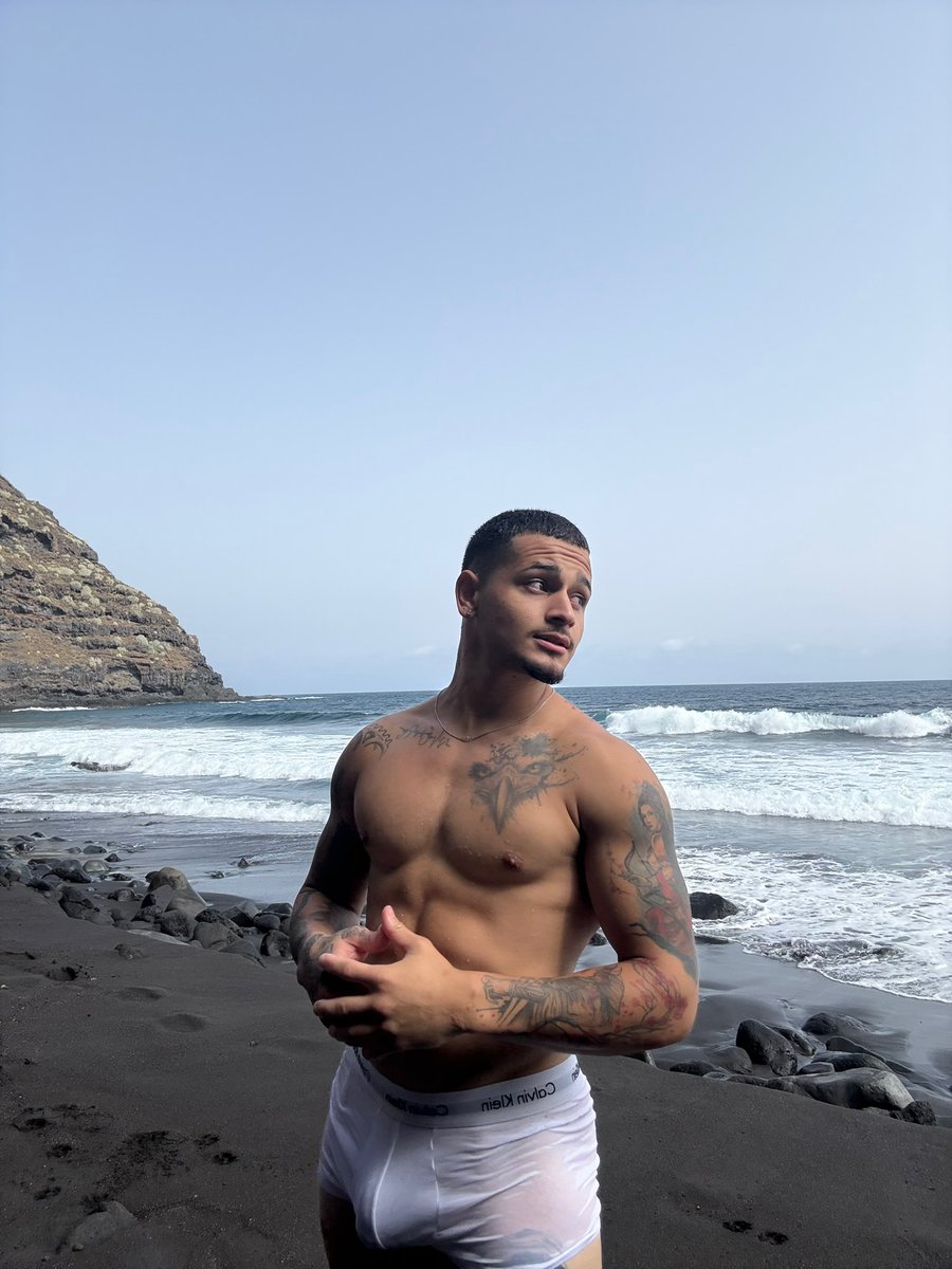 theale09_ tweet media