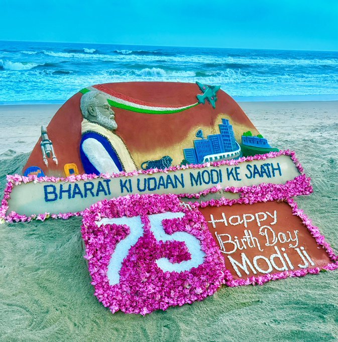DDNewsGujarati's tweet image. 🔸પ્રધાનમંત્રી @narendramodi ના 75મા જન્મદિવસ નિમિત્તે જાણીતા સેન્ડ આર્ટિસ્ટ સુદર્શન પટનાયકે #Odisha ના પુરી બીચ પર 750 કમળના ફૂલોનો ઉપયોગ કરી  સેન્ડ આર્ટ બનાવી 

#PMModiBirthday #PMModiAt75 #NarendraModi #SudarsanPattnaik #SandArt #HappyBdayPMModi @sudarsansand