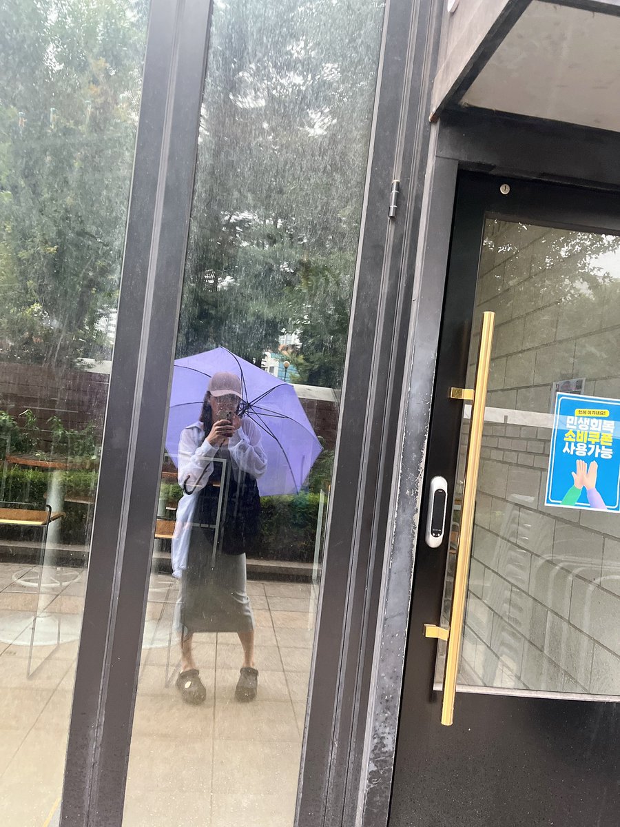 페디 예약해서 나가는데 비가 또 오네, 
날은 참 선선해서 좋다만.. 😑😑