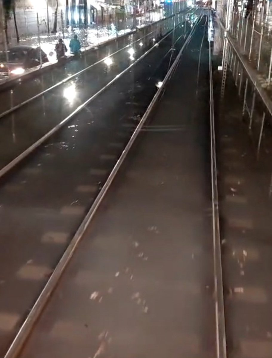 STECDMX's tweet image. #STEInforma

Tren Ligero

Por acumulación de agua a la altura de la estación Huichapan se implementa servicio provisional de Las Torres a  Estadio Azteca.
Equipos de emergencia #Tlaloque laborando en el lugar