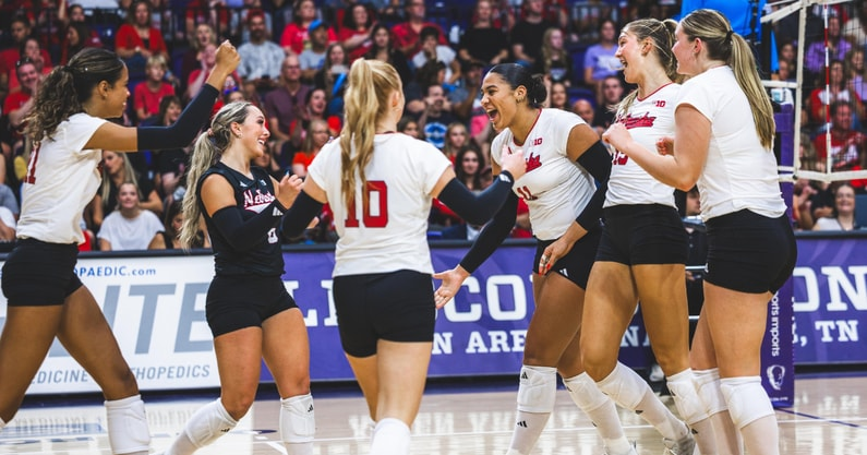 No. 1 Nebraska volleyball defeated No. 18 Creighton in five sets in front of an NCAA indoor regular season record crowd.

The Huskers fought off a late Bluejay push to move to 24-0 all-time against their in-state rival

🔗:on3.com/teams/nebraska…