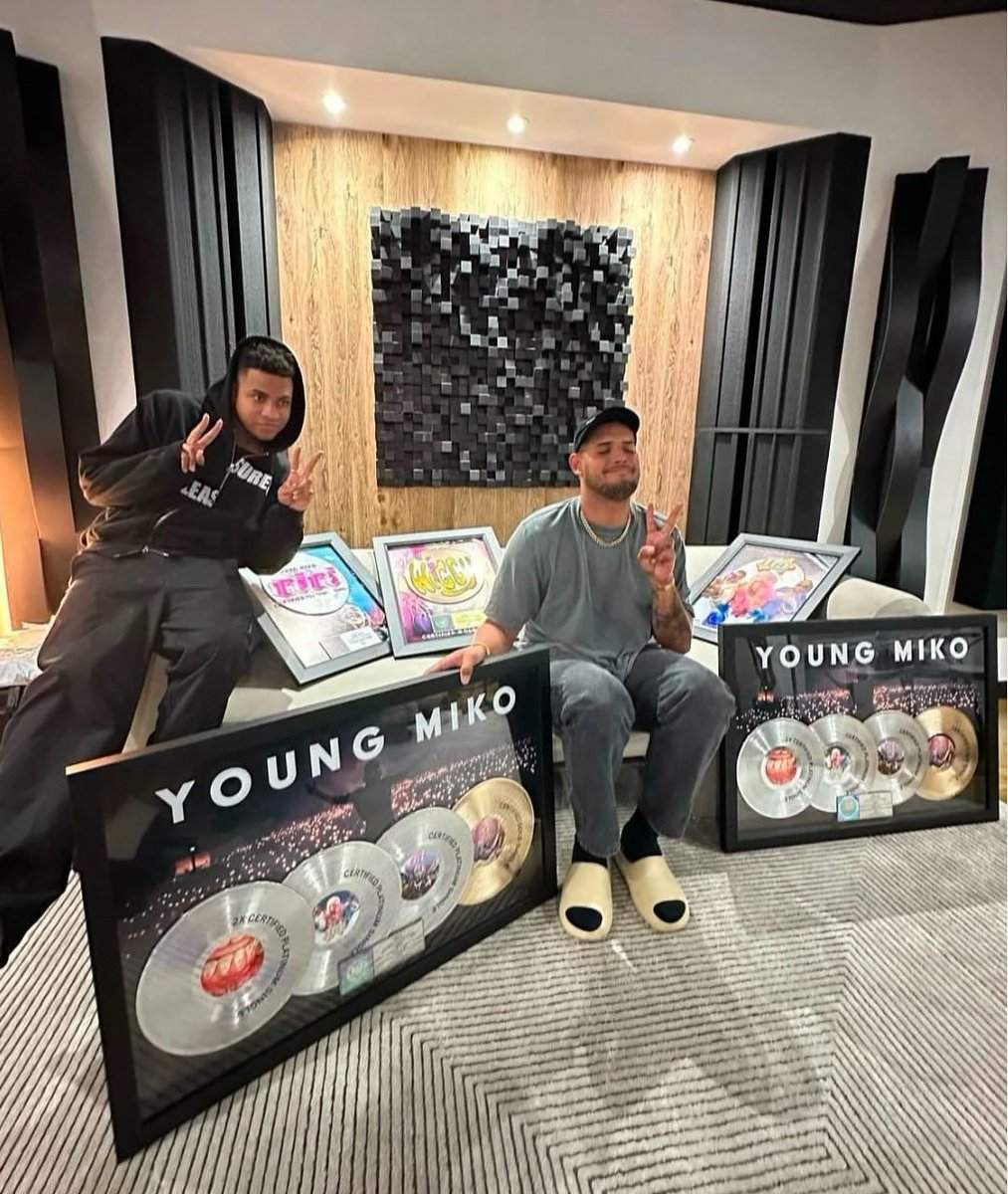 Ver el YOUNG MIKO allí me hace sentir tan orgullosa 💘😭