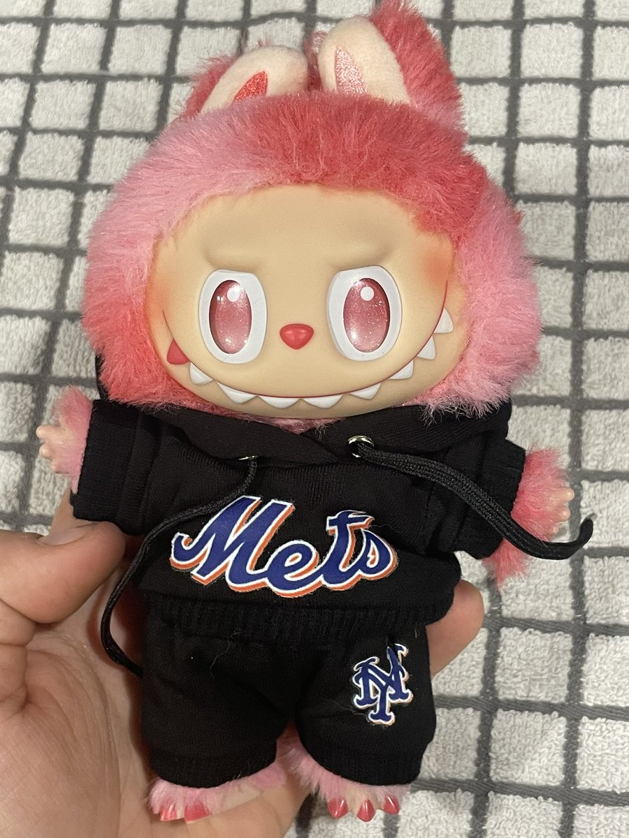 wink3rnation's tweet image. 💙 METSBUBU GIVEAWAY 🧡

RT this post and follow me and I’ll select someone at random to win a SEALED Labubu and a hoodie set of their choice (below).

Giveaway will close at 5pm tmr (9/17) and if you want to buy one, I’ll be at the game w/extras &amp;amp; jerseys.