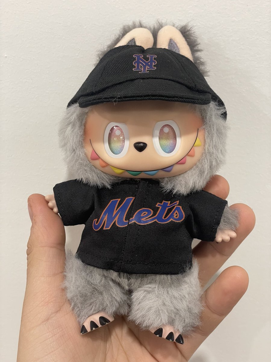 💙 METSBUBU GIVEAWAY 🧡

RT this post and follow me and I’ll select someone at random to win a SEALED Labubu and a hoodie set of their choice (below).

Giveaway will close at 5pm tmr (9/17) and if you want to buy one, I’ll be at the game w/extras &amp; jerseys.