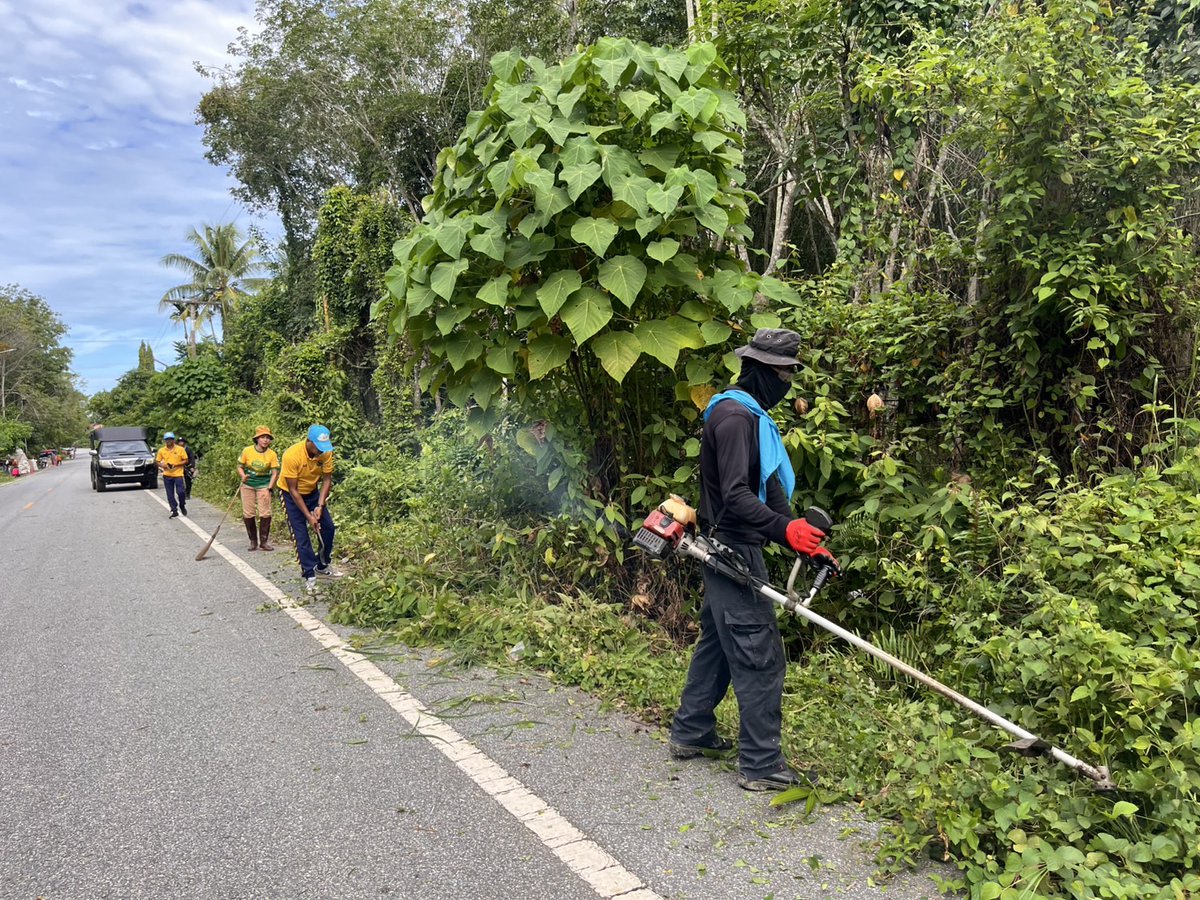 ฉก.ทพ.22 โดย ร้อย.ทพ.2204 จัด ชป.กร. ร่วมกับ อบต.เมาะมาวี, อส.ชคต.เมาะมาวี และ ผญบ. ร่วมกันพัฒนาชุมชน ตัดหญ้าและกิ่งไม้ ปรับปรุงภูมิทัศน์ 2 ข้างทาง เพื่อทำเส้นทางถนนให้ดูสะอาดสวยงาม เพิ่มวิสัยทัศน์ในการมองเห็น ป้องกันการขุดเจาะถนนวางวัตถุระเบิด 
#หน่วยเฉพาะกิจกรมทหารพรานที่22