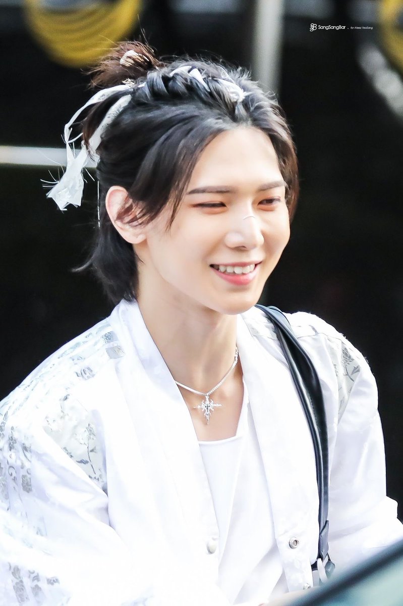 YEOTEEZx's tweet image. YEOSANG WITH A RIBBON TIED IN HIS HAIR &amp;gt;&amp;lt;