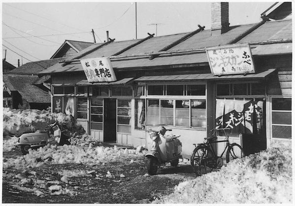 matsuo1956's tweet photo. 【ゆる募】松尾ジンギスカンの昔の写真

弊社は来年、創業70周年を迎えます。だけど弊社には「当時の写真」がほぼ保管されていない‼️というわけで、北海道民 or 元道民の皆さん「松尾ジンギスカンが写り込んでいる昔の写真」はありませんか？

フィルム写真、白黒写真、思い出の写真(・∀・)ｲｲﾈ!! https://t.co/Di4jky3OLE