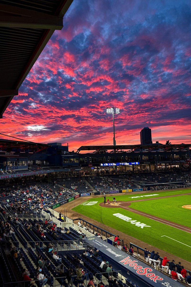 Absolutely UNREAL sky to kick off the last homestand of WooSox ‘25. Thanks for celebrating with us Mother Nature 🫶🏽