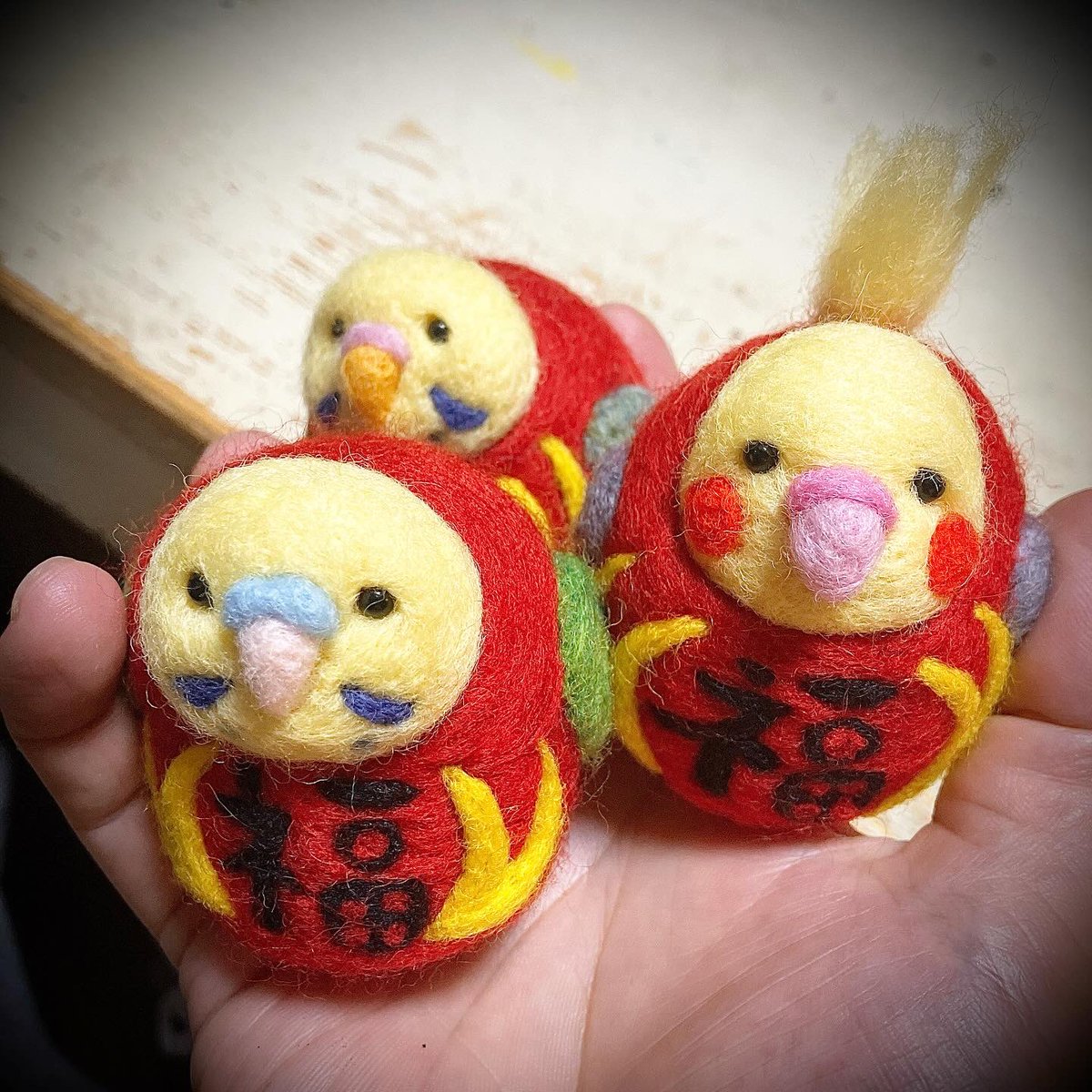 okappacakoubou's tweet photo. 羊毛フェルトインコだるま達磨　#羊毛氈 #ハンドメイド #羊毛フェルト作家もふだもふお #mofuomofuda #woolart https://t.co/KtXo7CvVrQ @YouTubeより https://t.co/8od5cjt5ow