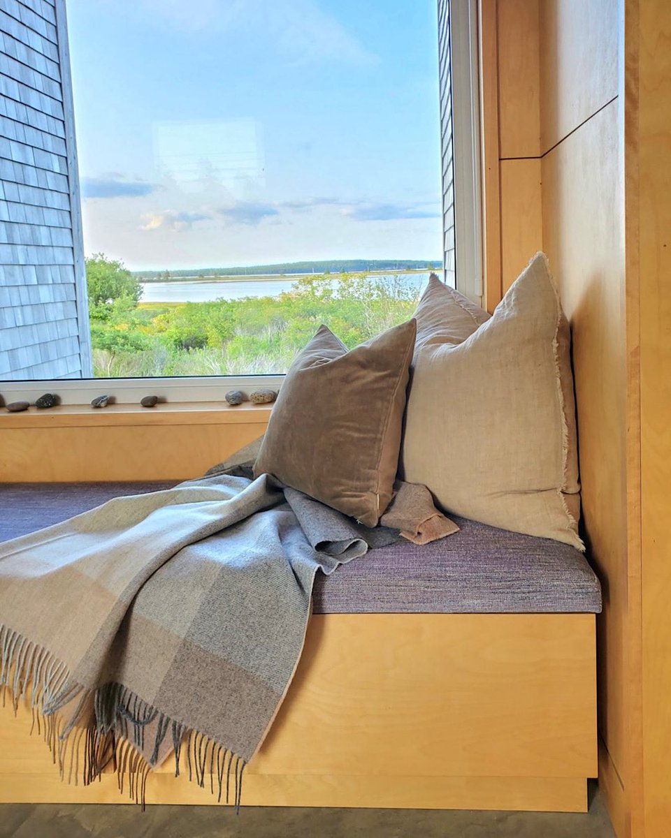 atticahome's tweet image. What makes a front entry feel welcoming? 🌊
At Saltmarsh Cottage, Suzanne Saul + Christopher Joyce used birch walls + a window seat with views of Rose Bay to set the tone.
#SaltmarshCottage #NovaScotiaDesign #CoastalLiving #ModernCottage