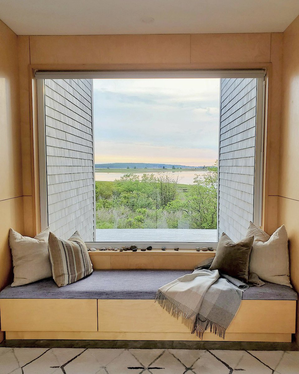 atticahome's tweet image. What makes a front entry feel welcoming? 🌊
At Saltmarsh Cottage, Suzanne Saul + Christopher Joyce used birch walls + a window seat with views of Rose Bay to set the tone.
#SaltmarshCottage #NovaScotiaDesign #CoastalLiving #ModernCottage