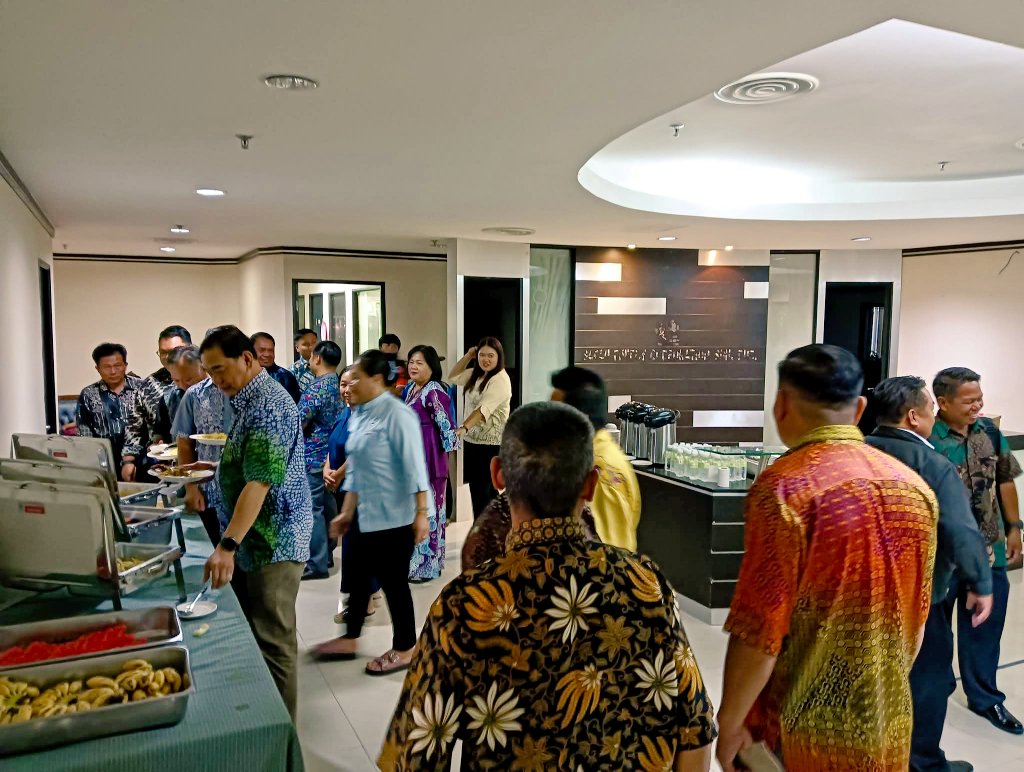 datukjamesratib's tweet photo. Kunjungan hormat denominasi gereja membuahkan hasil yang positif: James https://t.co/z56jSSFHpN