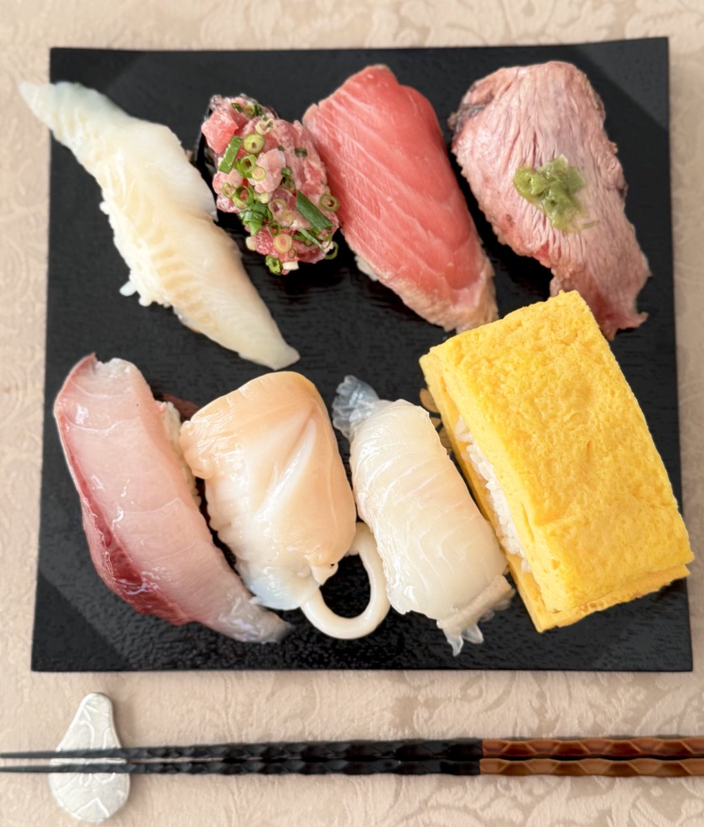 Tablecoordinate's tweet photo. ●本日の #お寿司

▶︎右上から
◉マグロの脳天🧠
◉マグロの頬肉
◉ネギトロ
◉ひらめ
◉たまご
◉タイ
◉つぶ貝
◉はまち

ロピアのお寿司🍣　これで1,680円！
マグロの脳天🧠初めて食べた！😳

#おうちごはん #デカ寿司 #ハマりそう https://t.co/jm4mV26FWj