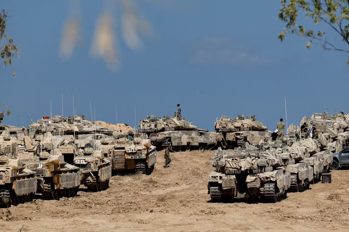 ガザとの境界に集まるイスラエル軍の戦車（16日）=ロイター