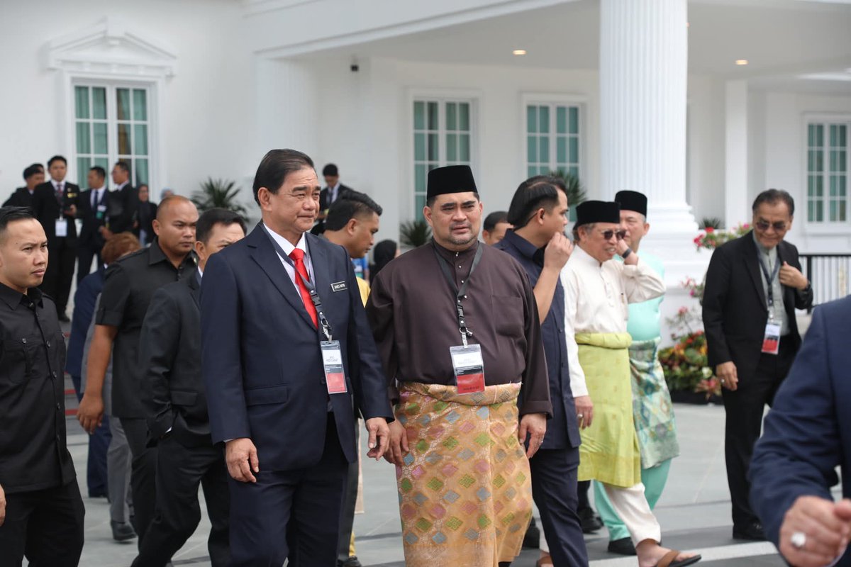 datukjamesratib's tweet photo. 12 Sept 2025 | Kuching

Hadir Mesyuarat TPMA63 dipengerusikan YAB PM Dato’ Seri Anwar Ibrahim bersama pimpinan Sabah &amp; Sarawak. Malamnya, ke Majlis Makan Malam Sri Pertiwi anjuran Kerajaan Negeri Sarawak.

#MalaysiaMadani #SabahMajuJaya https://t.co/YFDzhUw3eg