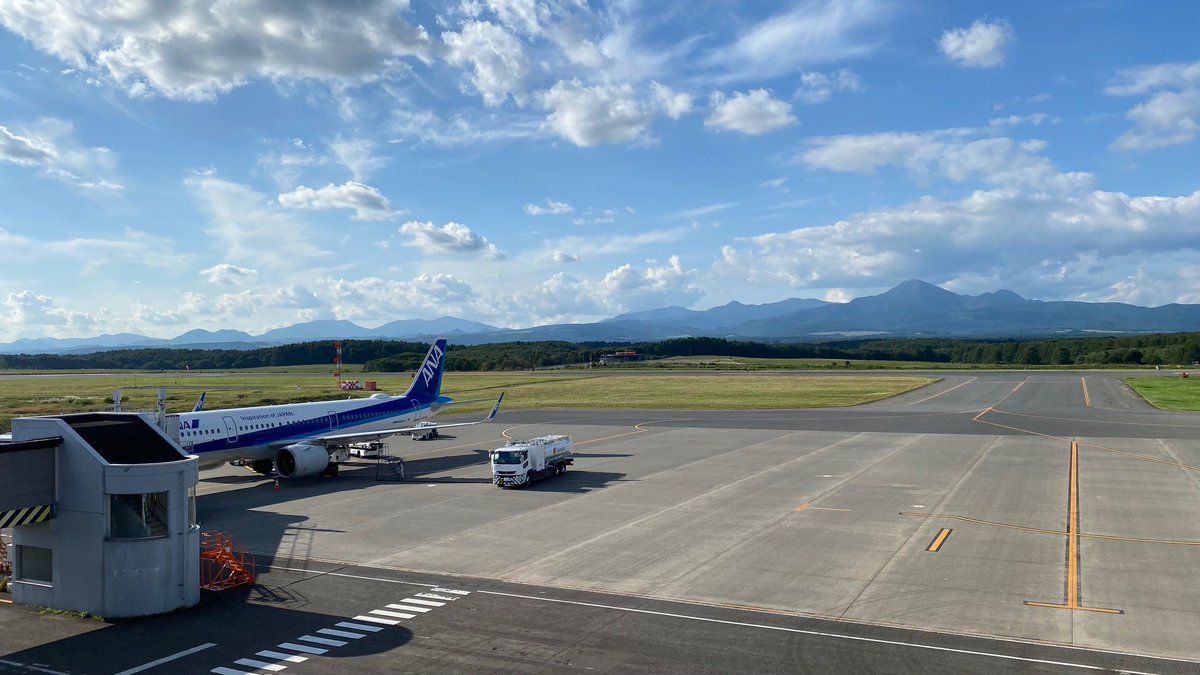 おはようございます

昨日のクイズの答えは…
根室中標津空港／北海道中標津町

羽田空港からANAで１日１往復の運航
空気も景色もよくて別世界だね
#中標津