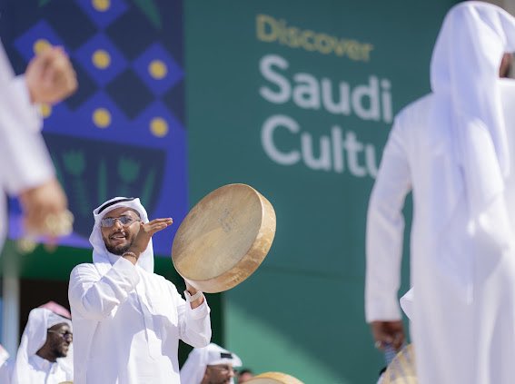 KSAembassyAL's tweet photo. قام السفير فيصل حفظي ووزير الثقافة الألباني بجولة في الفعاليات، حيث اطلعا على الأجنحة والمعارض التي عكست تنوع الفنون والتراث والمأكولات السعودية الأصيلة.
#الأسبوع_الثقافي_السعودي_في_ألبانيا https://t.co/kBtkGWDUDw