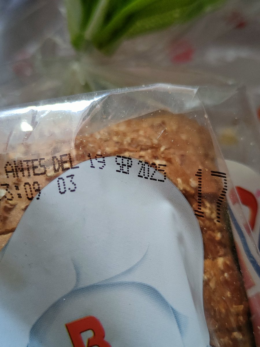 MrmTvr's tweet photo. @SamsClubMexico Puras fallas con su servicio a domicilio, en el pedido pasado una caja de huevo que evidentemente ya no estaba fresco y hoy me envían un pan cuyo consumo preferente es en 3 días. 🤷🏻‍♀️ https://t.co/JPsBVhSPFx