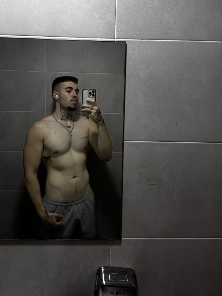 afrn4nddz's tweet photo. le estoy dando duro al gym https://t.co/RpwMD3QADC