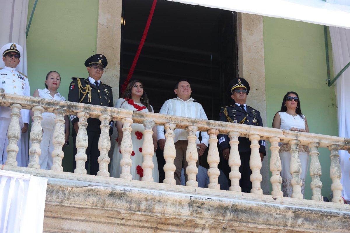 veronicacamino's tweet image. Desde Mérida, #Yucatán, celebramos el orgullo de ser mexicanos en el 215 Aniversario de nuestra #Independencia, en el #Desfile Cívico-Militar e Izamiento de Bandera, junto a nuestro Gobernador @huachodiazmena 🇲🇽

Más de 4,900 participantes llenaron las calles del