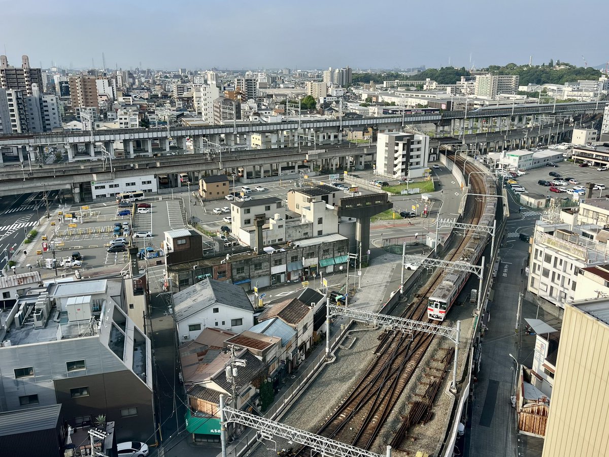 555jpn_eng's tweet photo. 姫路駅の西側で山陽電鉄を跨ぐかのように、古いコンクリの橋脚が何本も立ってるのが気になって検索してみたら、昭和にモノレールが走ってた痕跡なんですね。元高架下の飲み屋街が残ってたりして夜は何ともサイバーパンク

左の写真を撮ったホテルは鉄チャンに最適だけど夜中に列車の音で目が覚めました https://t.co/CfC6c9djgg