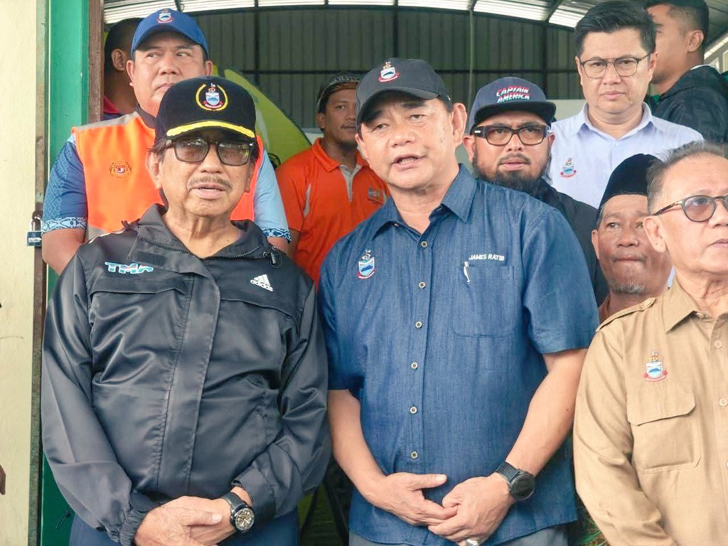 datukjamesratib's tweet photo. 16 Sept 2025 | Putatan &amp; Penampang

Bersama TYT Tun Musa Aman menyantuni mangsa banjir &amp; menyampaikan bantuan di PPS Kg Meruntum &amp; Kg Tuvon bagi meringankan beban mereka.

#PrihatinRakyat #SabahMajuJaya https://t.co/clUD93Gp6W