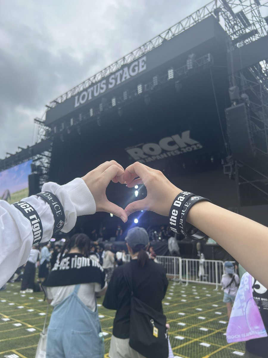 em_6031's tweet photo. 今年も無事ロッキンに行けました❤️‍🔥 https://t.co/9Bshl6s5t1