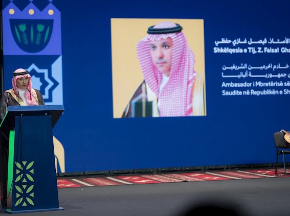 ألقى سعادة السفير كلمة بهذه المناسبة أكد فيها أن الثقافة جسر للتواصل بين الشعوب، وأن فعاليات #الأسبوع_الثقافي_السعودي_في_ألبانيا تجسد عمق العلاقات والصداقة بين المملكة وألبانيا
