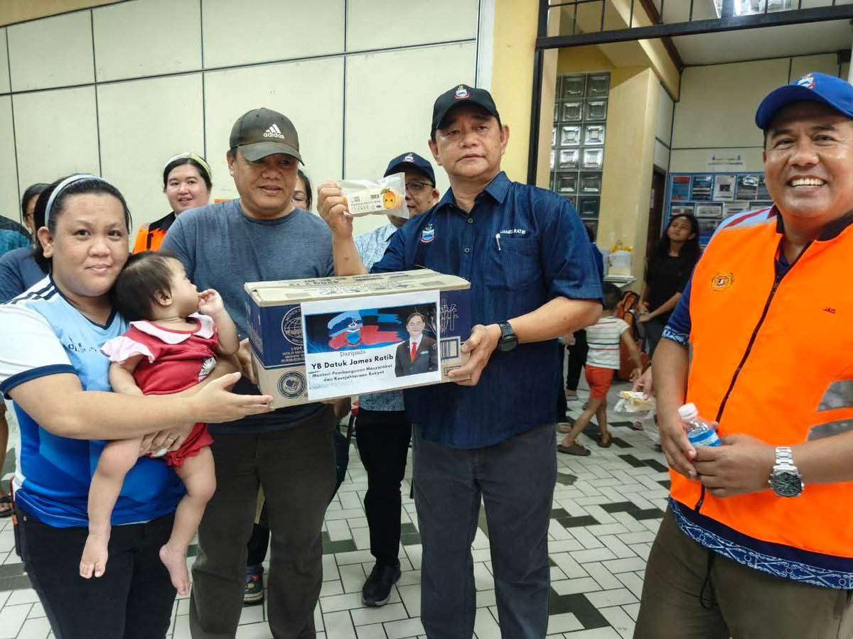 datukjamesratib's tweet photo. 16 Sept 2025 | Penampang

Melawat PPS Kompleks Sukan Penampang yang menempatkan 101 mangsa banjir (25 KIR). Menyampaikan bakul makanan bagi meringankan beban, bersama sokongan JPKA melalui kit &amp; makanan segera.

#PrihatinRakyat #SabahMajuJaya https://t.co/ugKn82g8x4