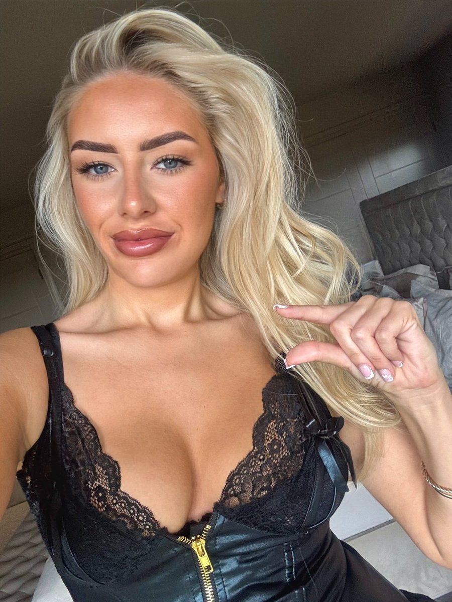 GodessScarlettB's tweet photo. Imagine being so small that we both laugh the second you drop your pants๐คฃ#cuckhumiliation #cleanupcuck #findomcuck https://t.co/q839j7DiAQ