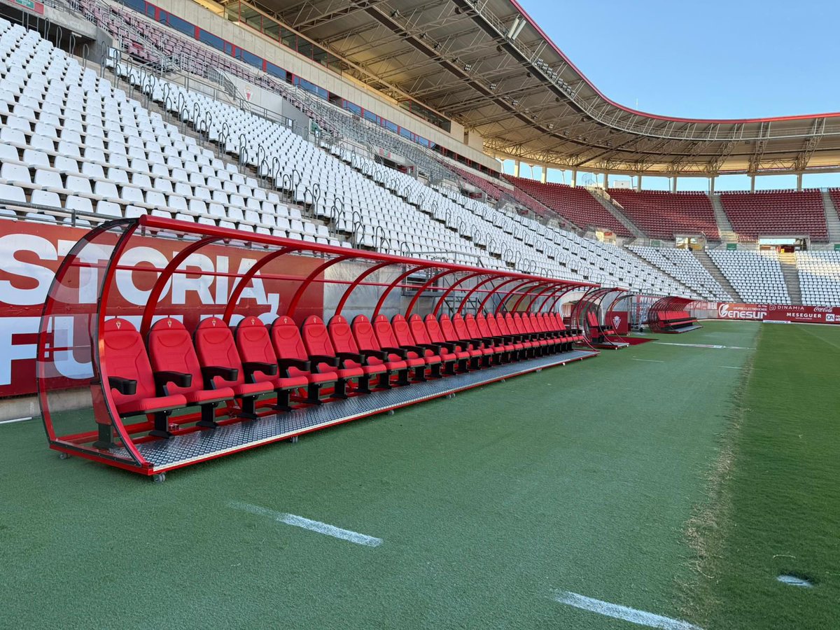 👏 Oye, muy guapos los nuevos banquillos que tiene el <a href="/realmurciacfsad/">Real Murcia CF</a> en su estadio.