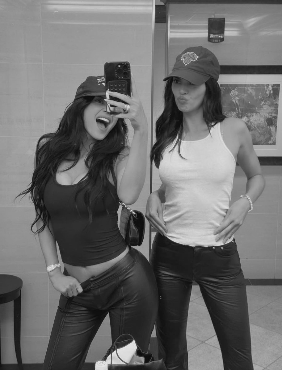 sourcenights's tweet photo. Hoy es el cumpleaños de mi hermana, mi Dorothea y mi real más incondicional. Gracias por ser mi sostén siempre que necesito una amiga, te deseo un cumpleaños lleno de cariño. https://t.co/lhpESjQV9s